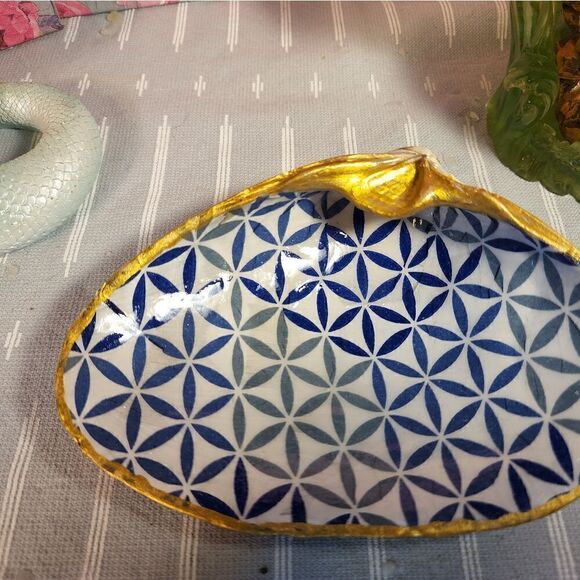 DECOUPAGE CLAM SHELL DECOUPAGE BLUE PATTERN CLAM SHELL TRINKET DISH - Picture 4 of 8